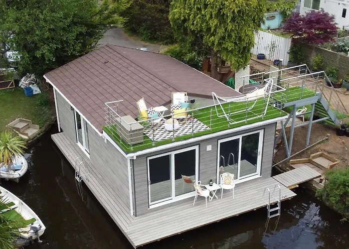 Tulana Taggs - Floating Home On Idyllic Island