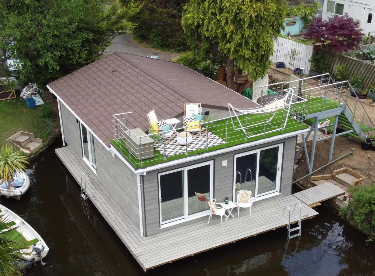 Tulana Taggs - Floating On Idyllic Island Botel