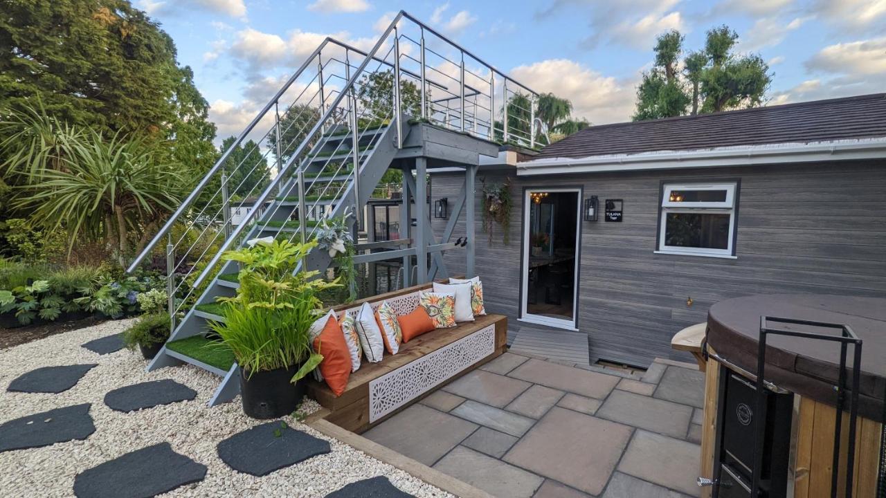 Tulana Taggs - Floating On Idyllic Island * Hampton Hill