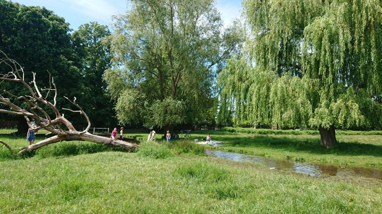 Botel Tulana Taggs - Floating On Idyllic Island Hampton Hill