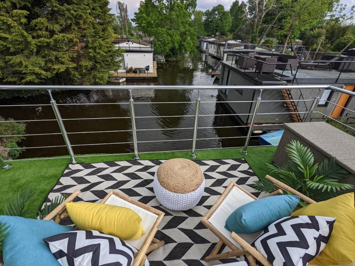 Tulana Taggs - Floating On Idyllic Island * Hampton Hill