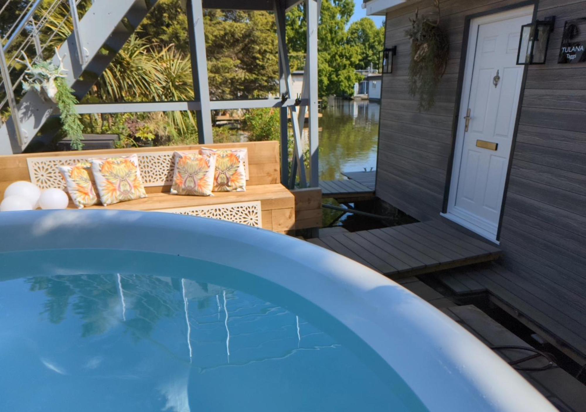 Tulana Taggs - Floating On Idyllic Island Botel